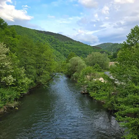 Riverstone Retreat 公寓 亚伊采